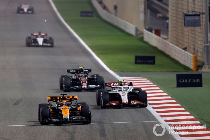 Oscar Piastri, McLaren MCL60, Nico Hulkenberg, Haas VF-23, Zhou Guanyu, Alfa Romeo C43.