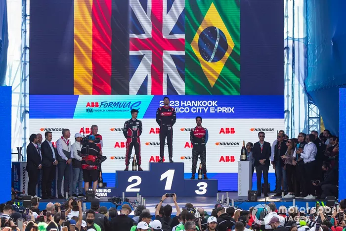 Podio: Pascal Wehrlein, Porsche, 2ª posición, Jake Dennis, Andretti Autosport, 1ª posición, Lucas di Grassi, Mahindra Racing, 3ª posición