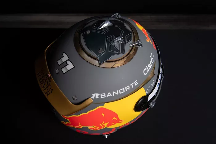 Sergio Pérez, Red Bull Racing con su casco con el diseño de la película Black Panther Wakanda Por Siempre de Marvel
