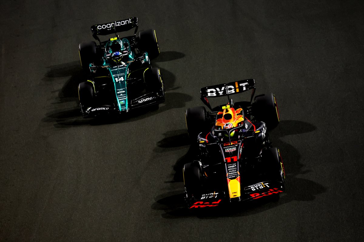 Sergio Perez, Red Bull Racing RB19, Fernando Alonso, Aston Martin AMR23