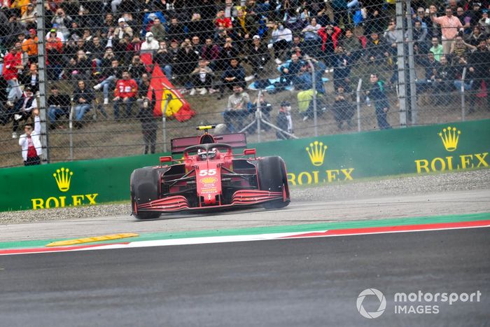 Carlos Sainz Jr, Ferrari SF21, hace un trompo