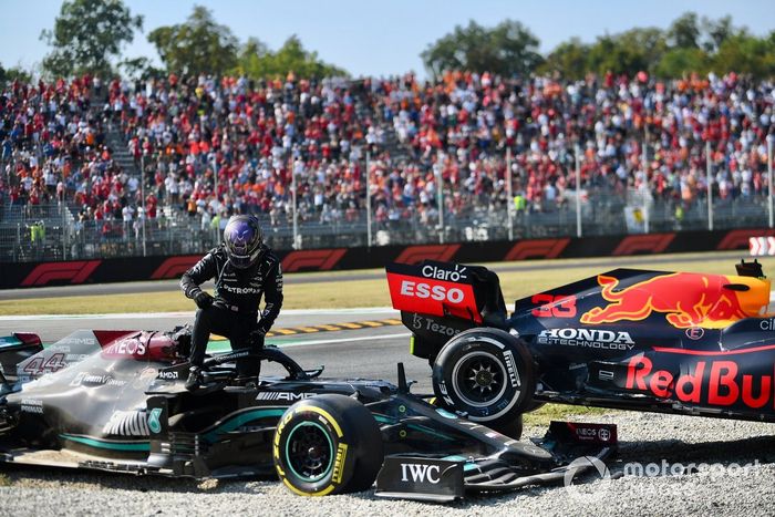 Lewis Hamilton, de Mercedes, se aleja del lugar del accidente
