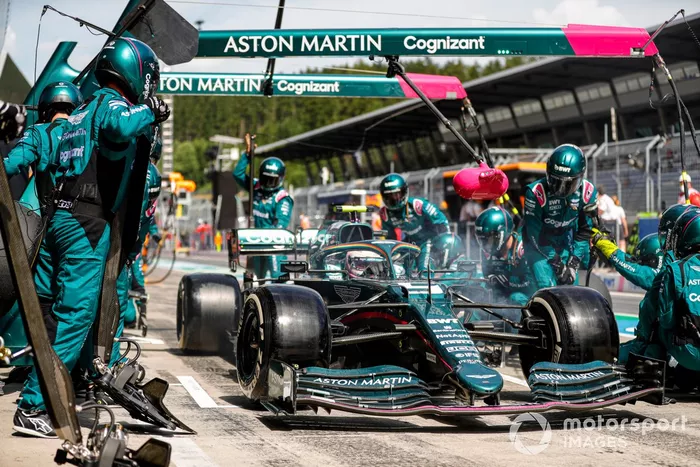 Sebastian Vettel, Aston Martin AMR21, pit stop