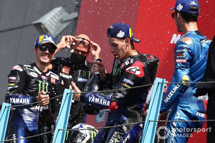Podio: segundo lugar Maverick Viñales, Yamaha Factory Racing, ganador Fabio Quartararo, Yamaha Factory Racing, tercer lugar Joan Mir, Team Suzuki MotoGP