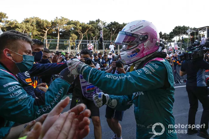 Sebastian Vettel, Aston Martin, 2ª posición, celebra con su equipo su llegada al Parc Ferme