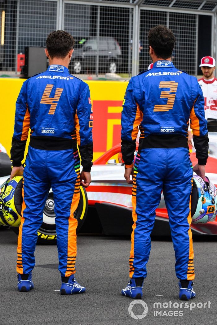 Lando Norris, McLaren y Daniel Ricciardo, McLaren en el evento de lanzamiento del coche de Fórmula 1 de 2022 en la parrilla de Silverstone