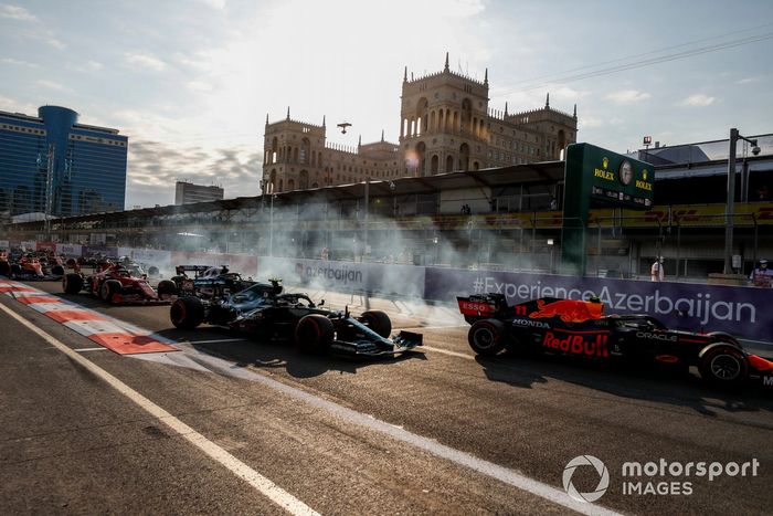 Sergio Pérez, Red Bull Racing RB16B, Sebastian Vettel, Aston Martin AMR21 al reinicio de la carrera