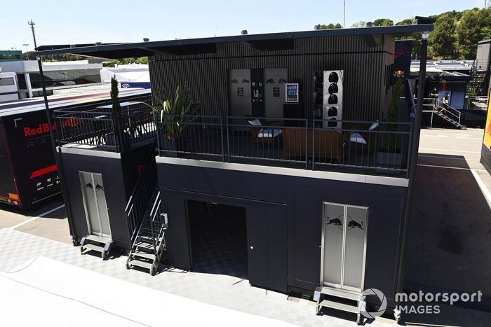 Red Bull motorhome en el paddock