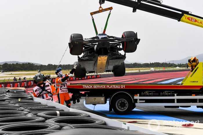 El coche dañado de Yuki Tsunoda, AlphaTauri AT02, es retirado