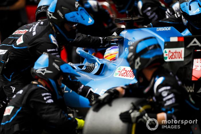 Fernando Alonso, Alpine A521, pit stop