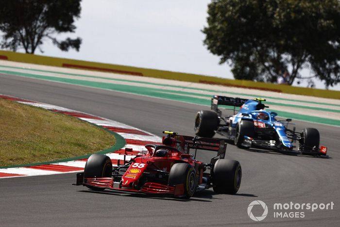 Carlos Sainz Jr., Ferrari SF21, Esteban Ocon, Alpine A521