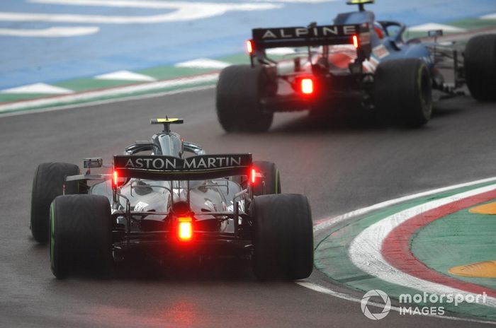 Esteban Ocon, Alpine A521, Sebastian Vettel, Aston Martin AMR21