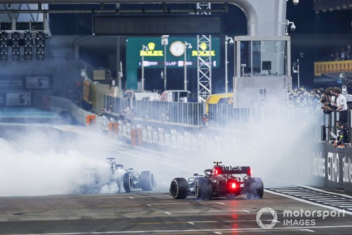 Lewis Hamilton, Mercedes F1 W11, 3ª posición, y Valtteri Bottas, Mercedes F1 W11, 2ª posición, realizan donuts de celebración en la parrilla después de la carrera.