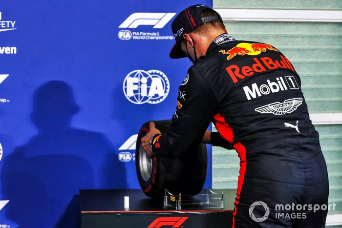 Ganador de la pole Max Verstappen, Red Bull Racing, levanta el premio de la Pole Position 