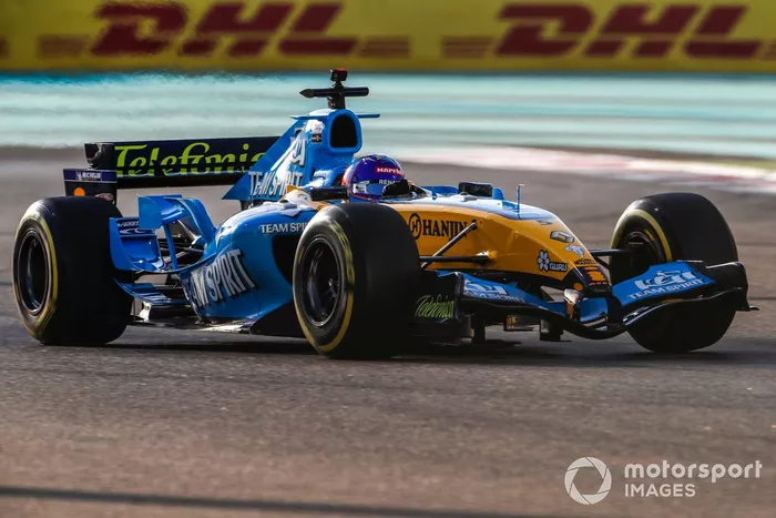 Fernando Alonso pilota el Renault R25 con el que ganó el mundial de F1 en 2005