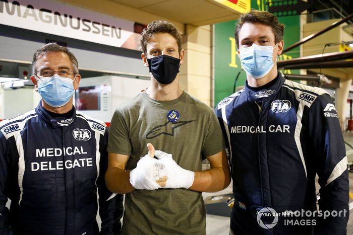 Romain Grosjean, Haas F1 incontra il dottor Ian Robert e il pilota della medical car Alan van der Merwe che lo ha aiutato all'incidente dello scorso GP