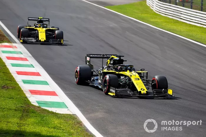 Daniel Ricciardo, Renault F1 Team R.S.19, precede Nico Hulkenberg, Renault F1 Team R.S. 19