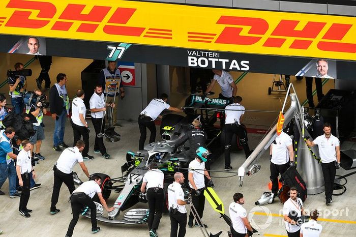 Valtteri Bottas, Mercedes AMG F1, regresa al pit garage del equipo
