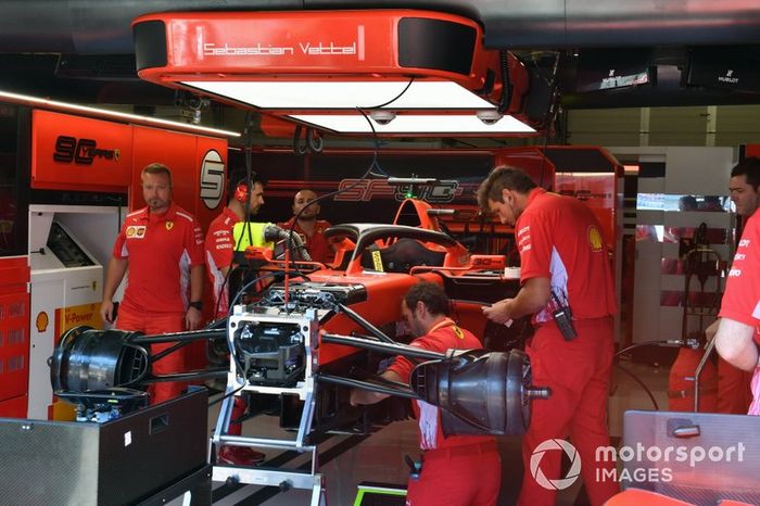 I meccanici della Ferrari costruiscono l'auto di Sebastian Vettel, Ferrari SF90, nel garage