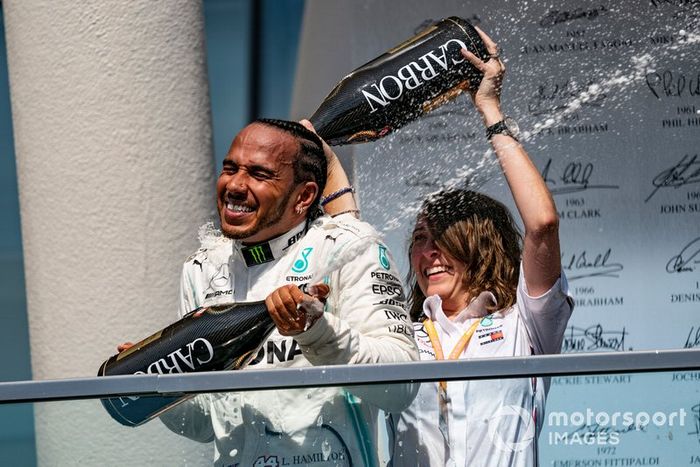 Podio: ganador de la carrera Lewis Hamilton, Mercedes AMG F1 celebra