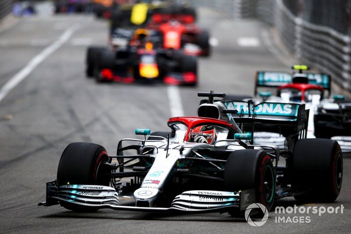 Lewis Hamilton, Mercedes AMG F1 W10 lidera a Valtteri Bottas, Mercedes AMG W10  al inicio