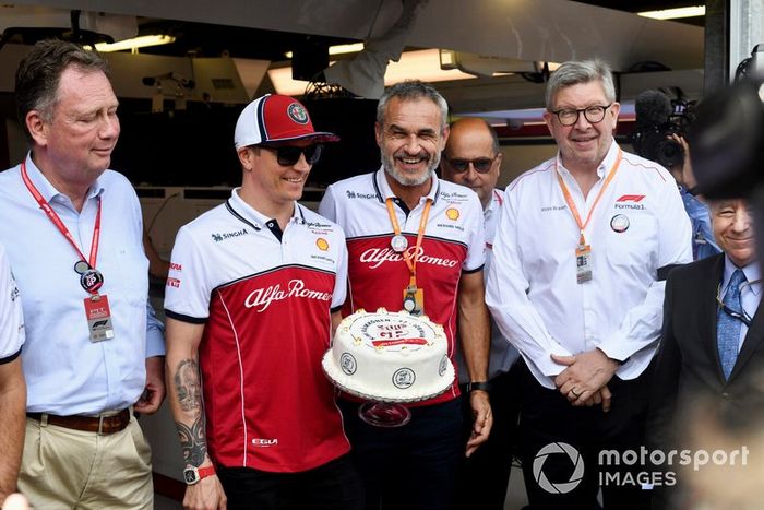 Kimi Raikkonen, Alfa Romeo Racing, se presenta con un pastel para conmemorar su carrera 300