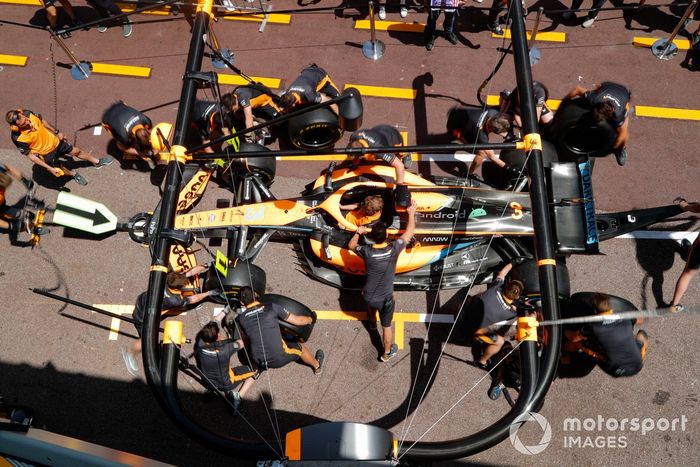 El equipo McLaren practica una parada en boxes en el McLaren MCL36 de Daniel Ricciardo