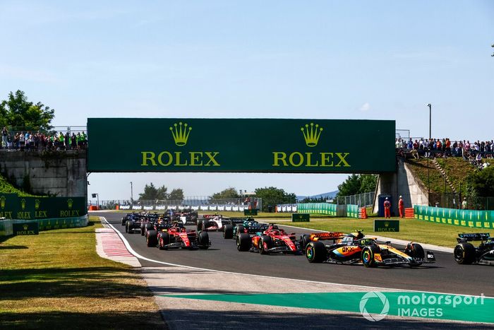 Lando Norris, McLaren MCL60, Charles Leclerc, Ferrari SF-23, Carlos Sainz, Ferrari SF-23, Fernando Alonso, Aston Martin AMR23, el resto de la parrilla en la salida.