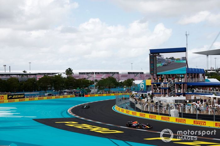 Sergio Pérez, Red Bull Racing RB19, Fernando Alonso, Aston Martin AMR23