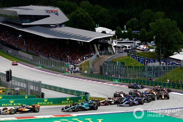 Lando Norris, McLaren MCL60, Fernando Alonso, Aston Martin AMR23, Lance Stroll, Aston Martin AMR23, Nico Hulkenberg, Haas VF-23, Pierre Gasly, Alpine A523, el resto de la parrilla en la salida.