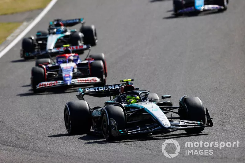 Lewis Hamilton, Mercedes F1 W15, Yuki Tsunoda, RB F1 Team VCARB 01, George Russell, Mercedes F1 W15