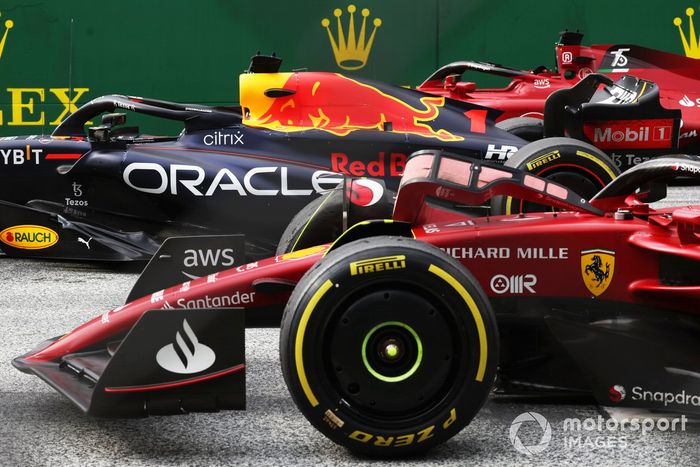 Los coches de Carlos Sainz, Ferrari F1-75, 3ª posición, Max Verstappen, Red Bull Racing RB18, 1ª posición, Charles Leclerc, Ferrari F1-75, 2ª posición, en el Parc Ferme tras la carrera Sprint