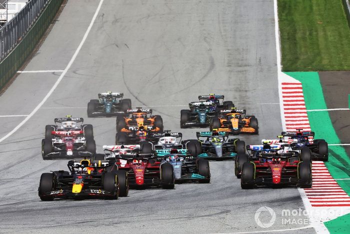 Max Verstappen, Red Bull Racing RB18, Charles Leclerc, Ferrari F1-75, Carlos Sainz, Ferrari F1-75, George Russell, Mercedes W13, Esteban Ocon, Alpine A522, el resto del campo