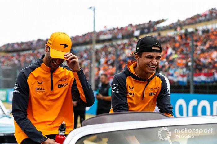 Lando Norris, McLaren, Daniel Ricciardo, McLaren, en el desfile de pilotos