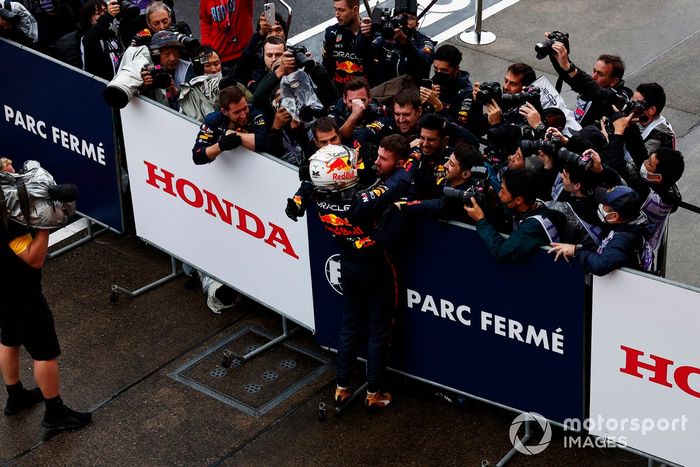 Max Verstappen, Red Bull Racing, 1ª posición, celebra con su equipo en el Parc Ferme