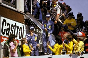 Podio: segundo lugar Clay Regazzoni, Ferrari, ganador de la carrera Niki Lauda, Ferrari, tercer lugar Emerson Fittipaldi, McLaren