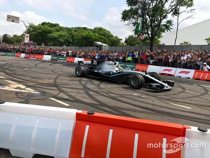 Esteban Gutiérrez conduce un Mercedes en el tributo a Senna