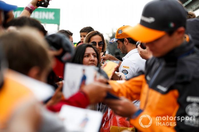 Carlos Sainz Jr., McLaren firma un autógrafo para un fan
