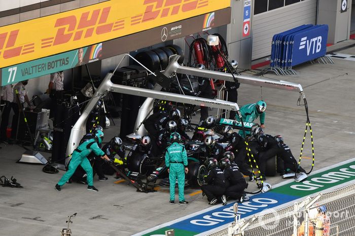 Valtteri Bottas, Mercedes F1 W11, en pits