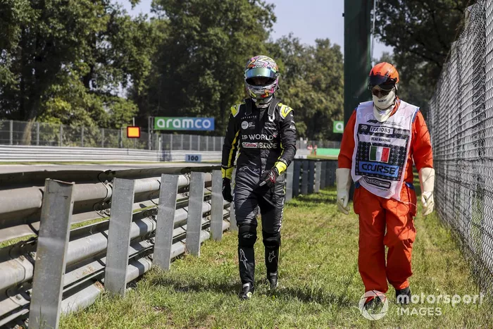 Daniel Ricciardo, Renault F1, regresa a su garaje después de un problema técnico en el FP3