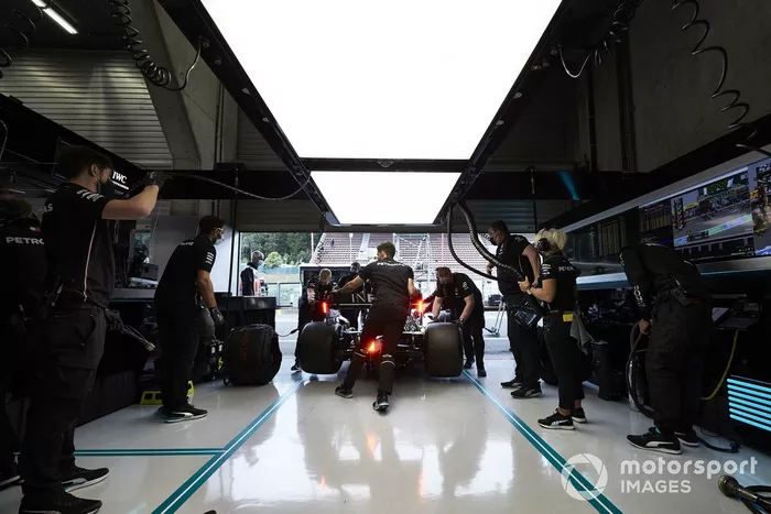 Los mecánicos de Mercedes devuelven un coche al garaje
