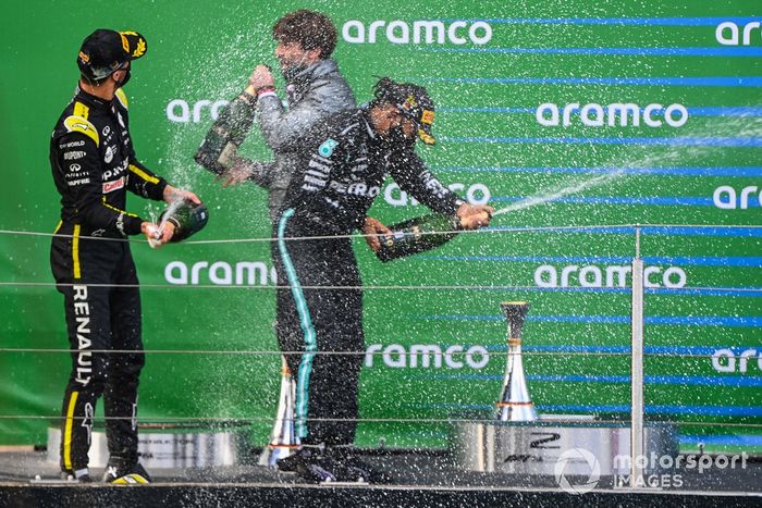 Podio: tercer lugar Daniel Ricciardo, Renault F1, ganador de la carrera Lewis Hamilton, Mercedes-AMG F1