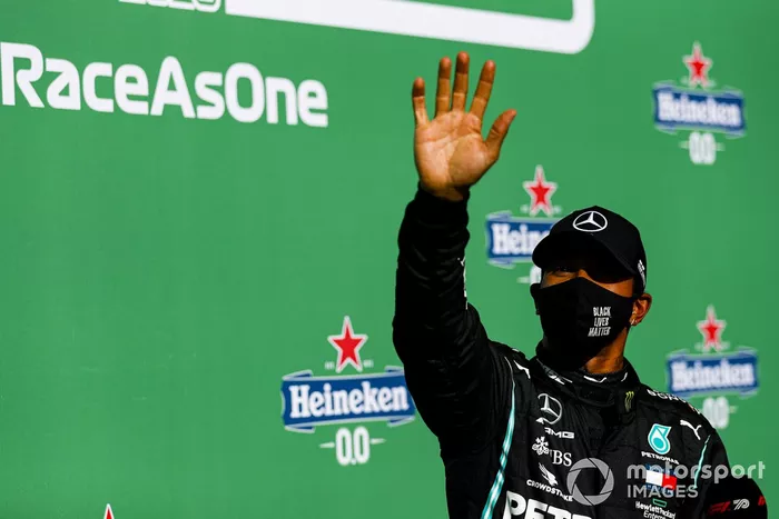 Ganador de la pole position Lewis Hamilton, Mercedes-AMG F1 celebra en Parc Ferme 