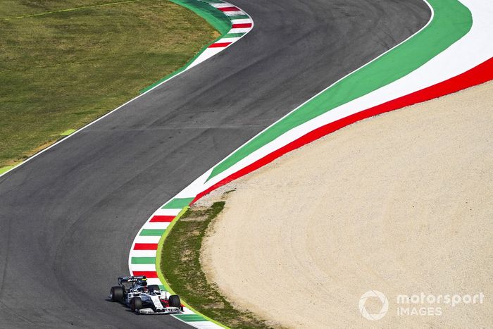 Pierre Gasly, AlphaTauri AT01, Alex Albon, Red Bull Racing RB16