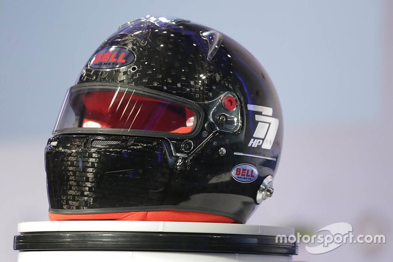 Helm ultraprotektif FIA buatan Bell