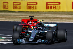 Valtteri Bottas, Mercedes AMG F1 W09, precede Sebastian Vettel, Ferrari SF71H