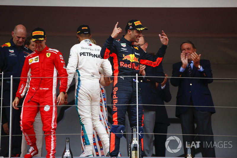 Daniel Ricciardo, Red Bull Racing, fête sa victoire sur le podium devant Adrian Newey, directeur technique, Red Bull Racing, Lewis Hamilton, Mercedes AMG F1, Sebastian Vettel, Ferrari, le Prince Albert et la Princesse Charlene