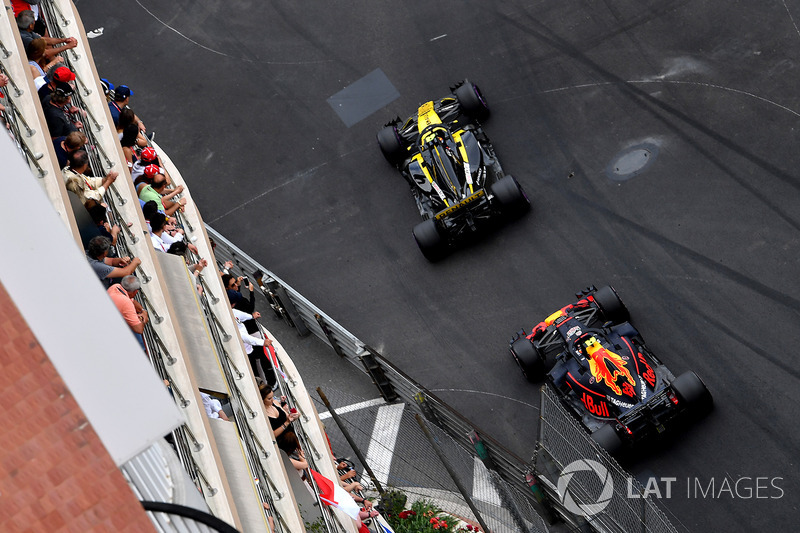 Карлос Сайнс, Renault Sport F1 Team RS18, и Макс Ферстаппен, Red Bull Racing RB14