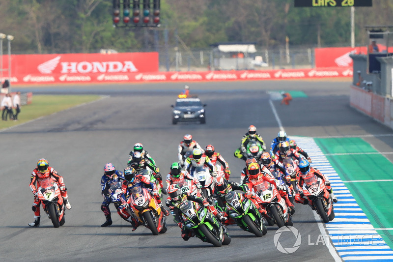 Jonathan Rea, Kawasaki Racing leads at the start