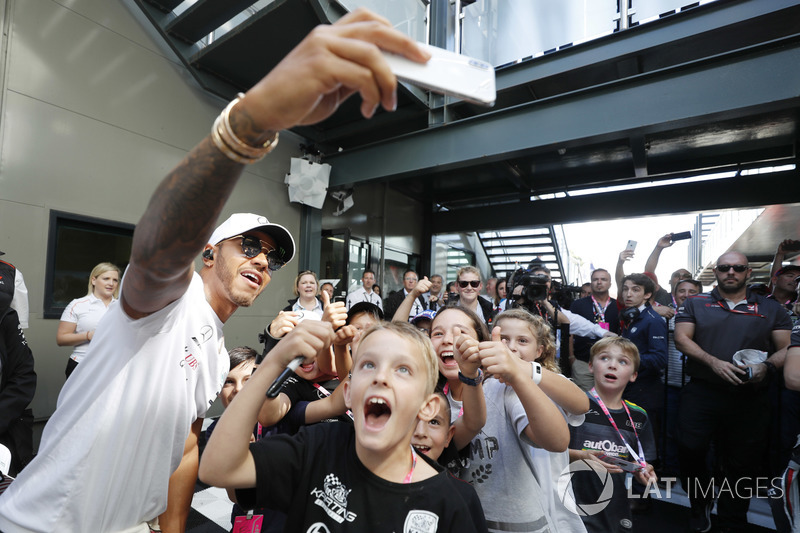 Lewis Hamilton, Mercedes AMG F1, meets the grid kids